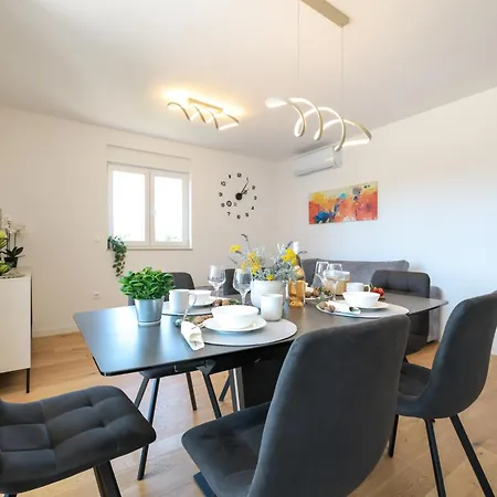 Apartment Modern 2-bedroom Near Old Town With Free Parking