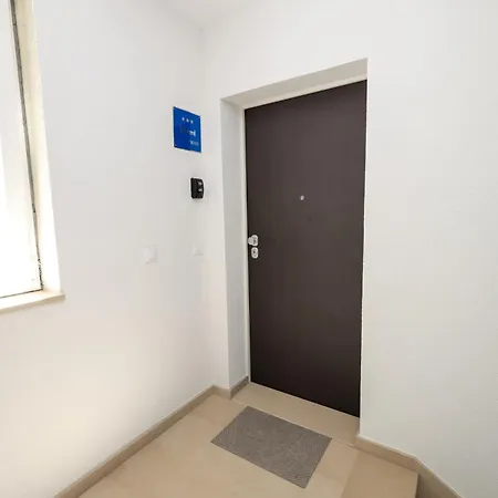 Modern 2-bedroom Near Old Town With Free Parking Apartment